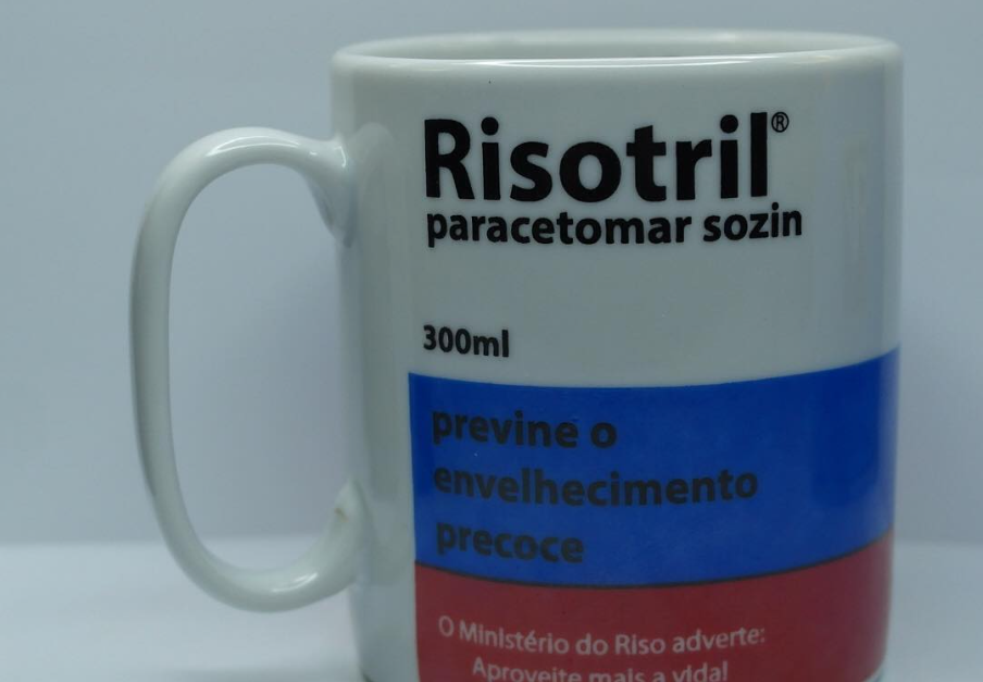 Caneca divertida Risotril, paródia de remédio que previne o envelhecimento precoce