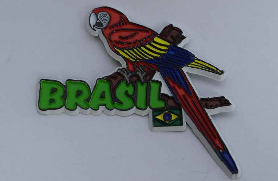 Chaveiro de arara colorida com a palavra Brasil e bandeira do Brasil